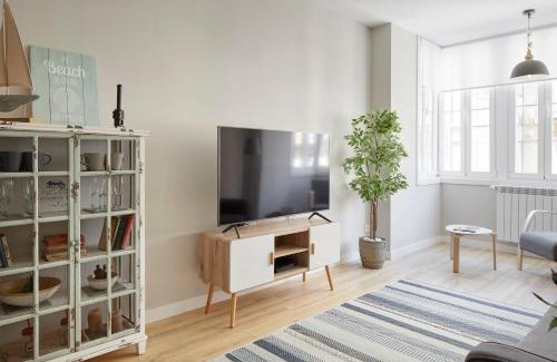 San Sebastian Centro Apartment | Stylish Concha Suite: 4-Star Comfort with Family-Friendly Amenities