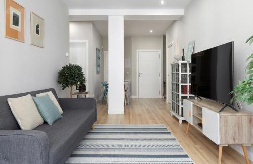 San Sebastian Centro Apartment | Stylish Concha Suite: 4-Star Comfort with Family-Friendly Amenities