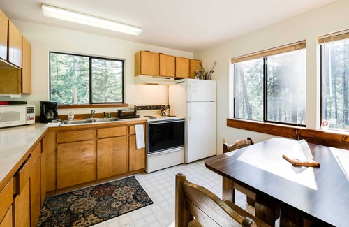 Okanogan Cabin | Secluded Conconully Cabin with Kitchen & Spa Amenities