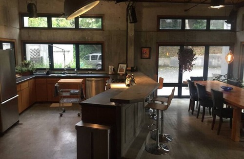 Eureka House | Tranquil Concrete Loft Retreat in the Heart of Redwoods