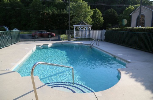 Pigeon Forge Condo | Prime Condo with Pool Access, 10/10 Guest Rated & Private WiFi