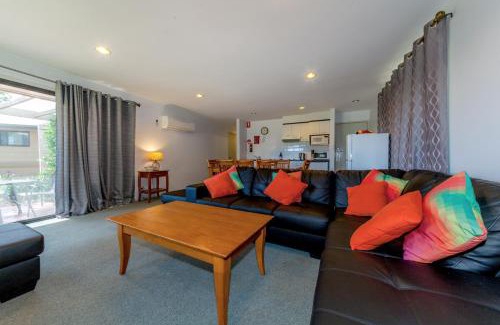 Salamander Bay Apartment | Oceanfront Condo 105 at Horizons Golf Resort - Salamander Bay