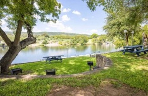Burnet Condo | Serene Condo 13 with Gorgeous Lake Views and Pool Access