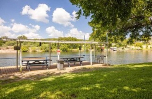 Burnet Condo | Serene Condo 13 with Gorgeous Lake Views and Pool Access