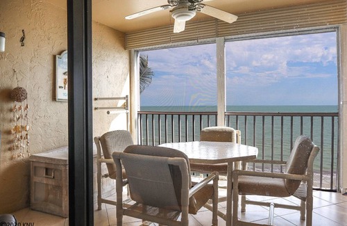 Mid Island Condo | Oceanfront Escape at Smugglers Cove 5B4 with Pool Access