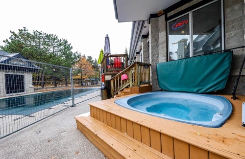 Craigleith Hotel | Pet-Friendly Condo 606 at North Creek Resort with Pool