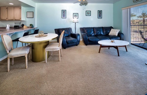 Lake Havasu City Condo | Beautiful Condo by the Lake with Heated Pool & Breakfast