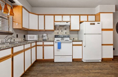 Burnet Condo | Family-Friendly Condo C with Lake View & Pool Amenities