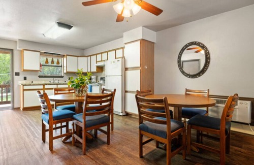Burnet Condo | Family-Friendly Condo C with Lake View & Pool Amenities