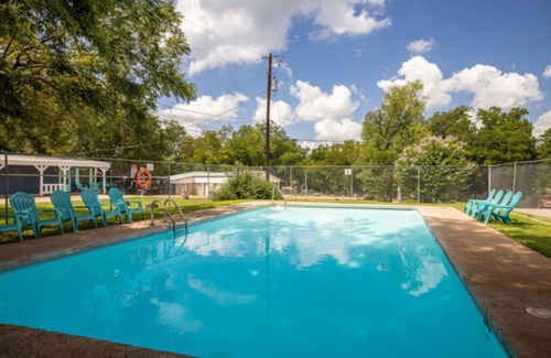 Burnet Condo | Family-Friendly Condo C with Lake View & Pool Amenities