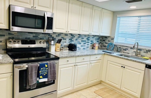 Venice Gardens Condo | Beachside Condo with Pool and Ocean Views - 10/10 Rated