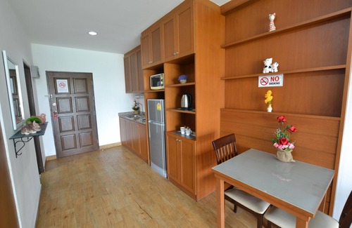Pattaya Bay House | Oceanfront Getaway: Condo Express View Talay 6 Awaits