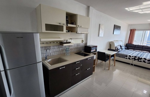Pattaya Bay House | Oceanfront Getaway: Condo Express View Talay 6 Awaits