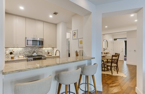 Austin Condo | Cozy Condo in Austin with Lake View & Spa Amenities