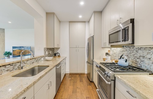 Austin Condo | Cozy Condo in Austin with Lake View & Spa Amenities