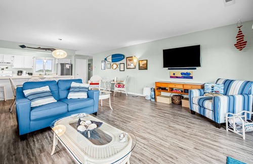 Indian Beach Condo | Beachfront Condo with Pool & Hot Tub at Indian Beach