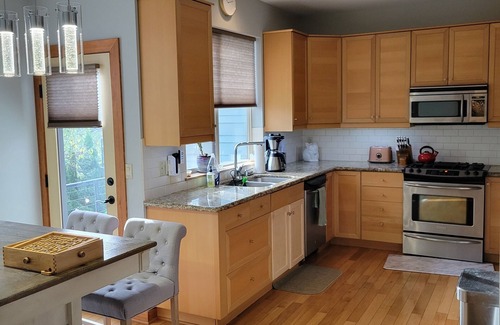 Corbett - Terwilliger - Lair Hill Condo | Prime Condo in the Heart of SW Portland - 10/10 Rated Stay