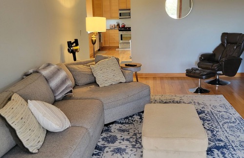 Corbett - Terwilliger - Lair Hill Condo | Prime Condo in the Heart of SW Portland - 10/10 Rated Stay