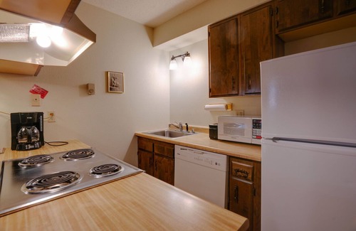 Angel Fire Condo | Modern Condo Steps from Chile Express with Breakfast Included