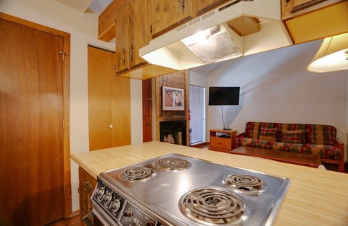 Angel Fire Condo | Modern Condo Steps from Chile Express with Breakfast Included