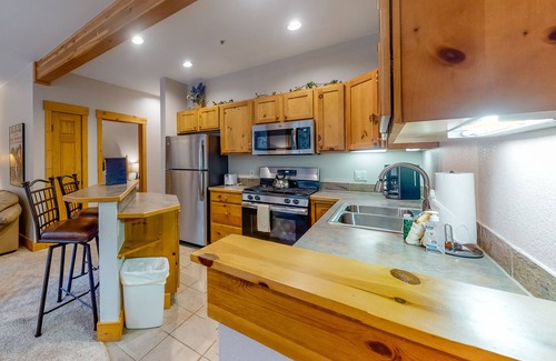 Keystone Condo | Cozy Condo Near Free Ski Shuttle with Pool & Hot Tubs