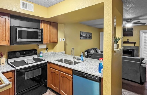 Fort Worth Condo | Ideal Condo near Dickey's Arena with Pool & Spa Access