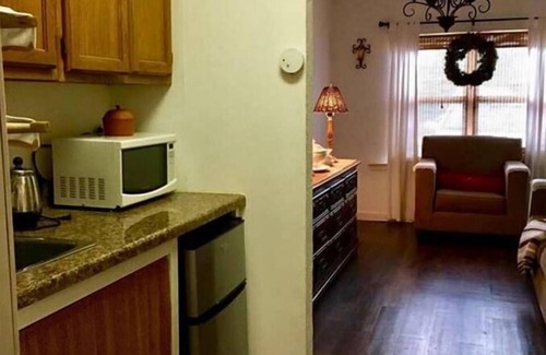 Bay Front To La Porte Apartment | Convenient Condo Steps from Kemah Boardwalk with Pool