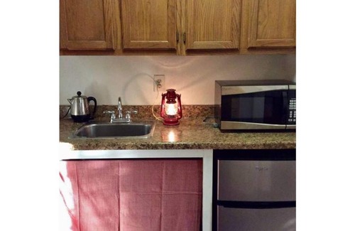 Bay Front To La Porte Apartment | Convenient Condo Steps from Kemah Boardwalk with Pool