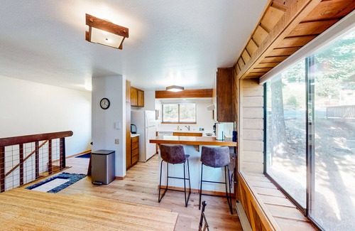 Lakeshore Condo | Cozy Condo by the Lake with Pool, Spa & Hot Tub Access