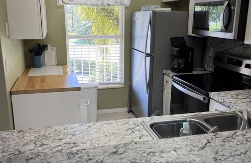 Hammock Bay Condo | Cozy Condo by Gorgeous Lake with Pool & Breakfast