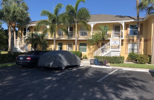 Hammock Bay Condo | Cozy Condo by Gorgeous Lake with Pool & Breakfast