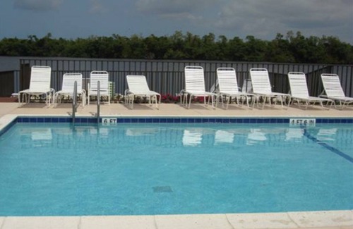 Hammock Bay Condo | Cozy Condo by Gorgeous Lake with Pool & Breakfast