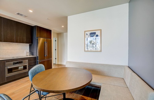 Rainey Street Historic District Condo | Stylish Condo on Rainey Street with Lake View & Pool