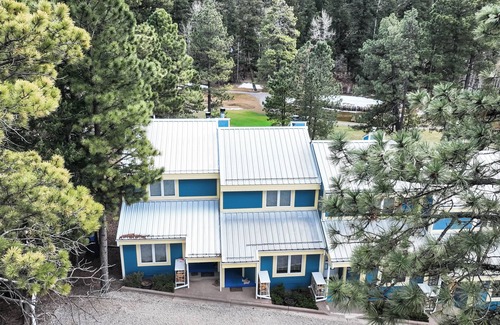 Cloudcroft House | Golf Course Condo with Breakfast & Family-Friendly Perks