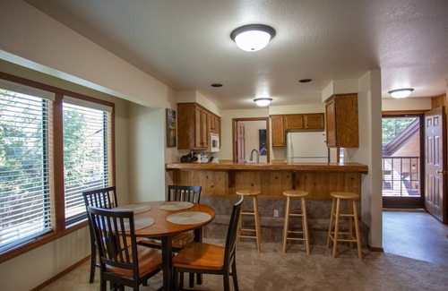 McCall Condo | Beachside Condo with Pool, Steps from Davis Beach & Park