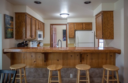 McCall Condo | Beachside Condo with Pool, Steps from Davis Beach & Park