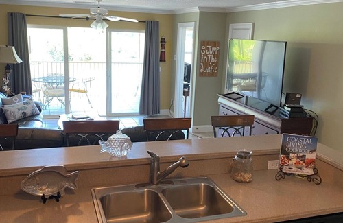 Alexander City Condo | Lake View Condo: Guest Rated 10/10 with Pool & Kitchen