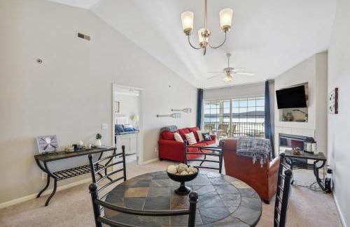 Lake Ozark Apartment | Relaxing Lake Ozark Condo with Screened Balcony & Pool