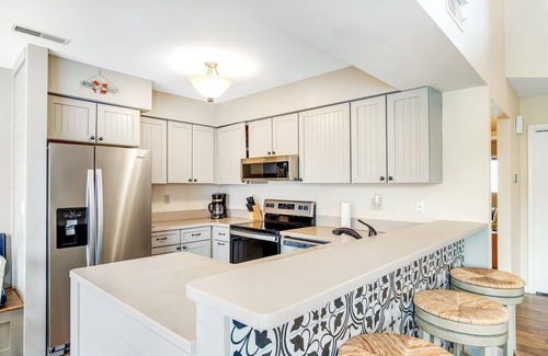 Fenwick Island Condo | Cozy Condo with Pool Access, Free WiFi & Private Laundry