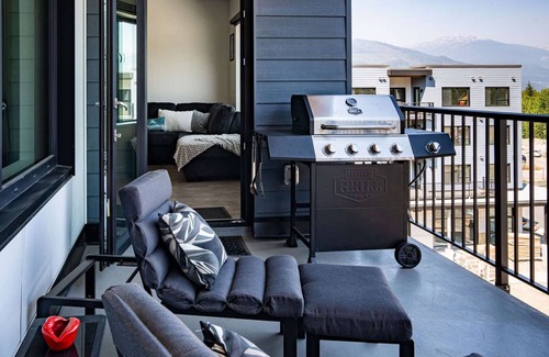 Revelstoke Condo | Unwind in a Hot Tub Condo Near Slopes and Greens