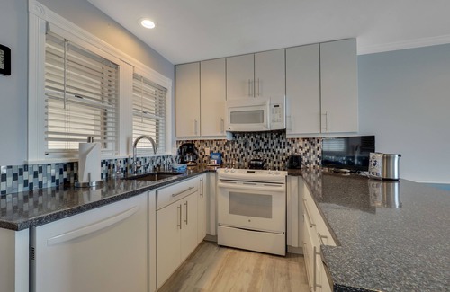Boyne City Condo | Inviting 1BR Remodeled Water Street Inn Condo on Lake Charlevoix