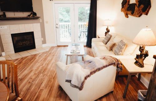 Pigeon Forge Apartment | Condo with pool near Dollywood