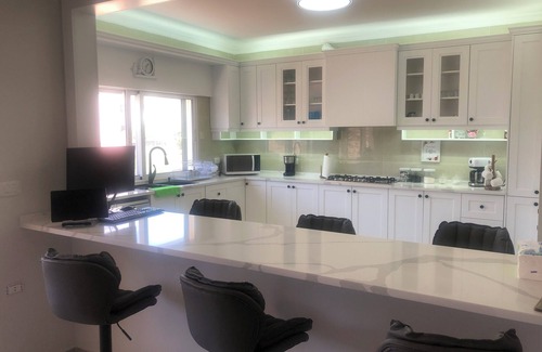 Suwailih Condo | condo with WiFi, AC near the Royal Palace, in the Royal Hills area of Al hummer