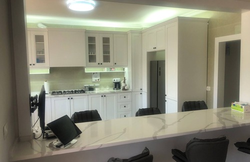 Suwailih Condo | condo with WiFi, AC near the Royal Palace, in the Royal Hills area of Al hummer