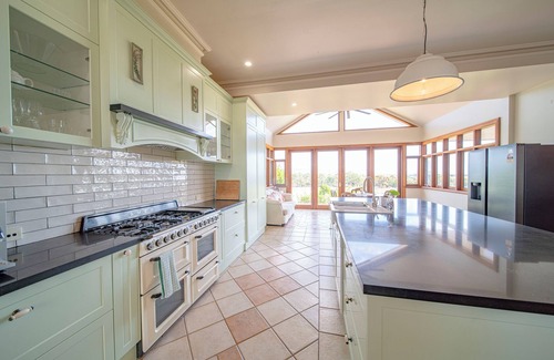 Maslin Beach Villa | Condor Estate with Vineyard & Fireplace