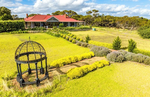 Maslin Beach Villa | Condor Estate with Vineyard & Fireplace