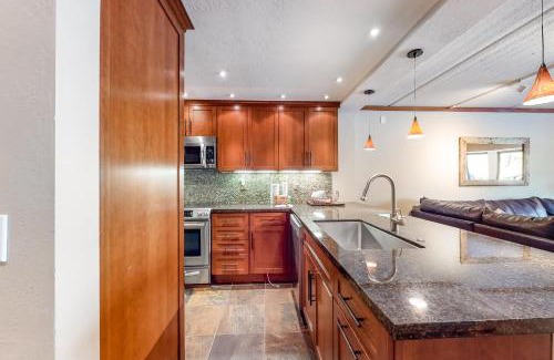 Mammoth Lakes Apartment | Pet-Friendly Condos 1849 #102 with Pool & Hot Tub