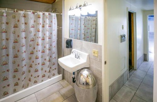 Mammoth Lakes Apartment | Pet-Friendly Condos 1849 #102 with Pool & Hot Tub