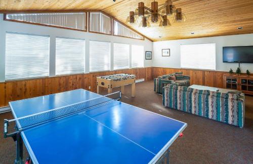 Mammoth Lakes Apartment | Pet-Friendly Condos 1849 #102 with Pool & Hot Tub