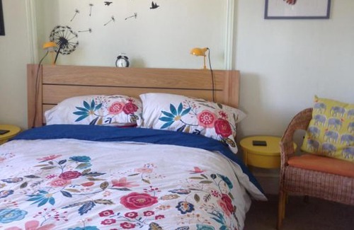 Kemerton Bed & Breakfast | Guest Rated 10/10: Coneygreen with Breakfast & Kitchen